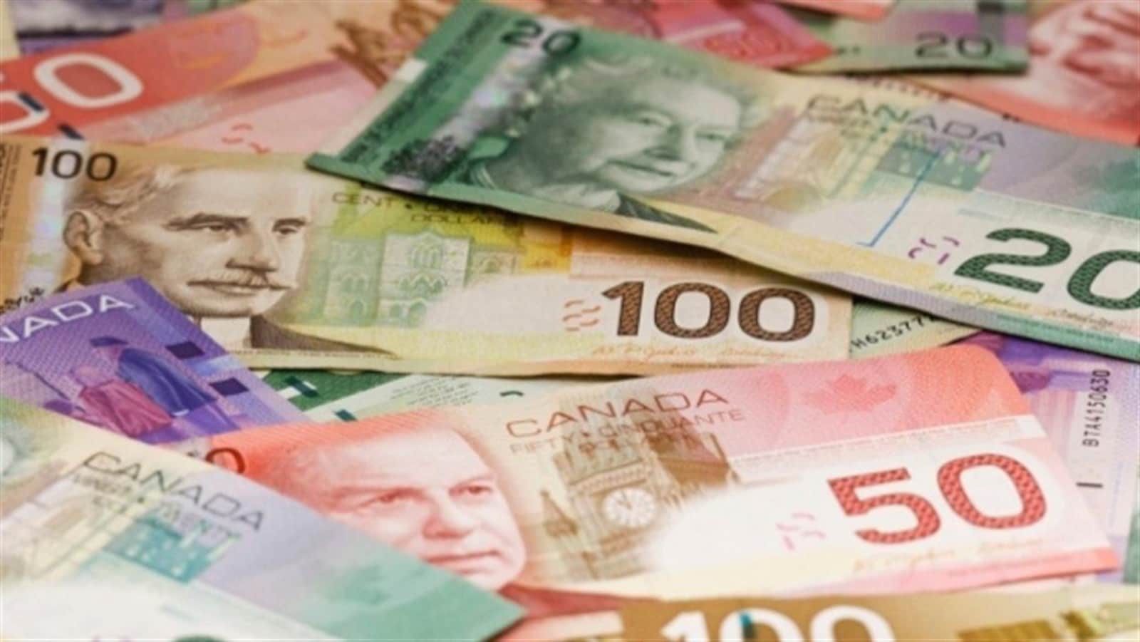 Des billets de banque de toutes les couleurs éparpillés sur le sol.