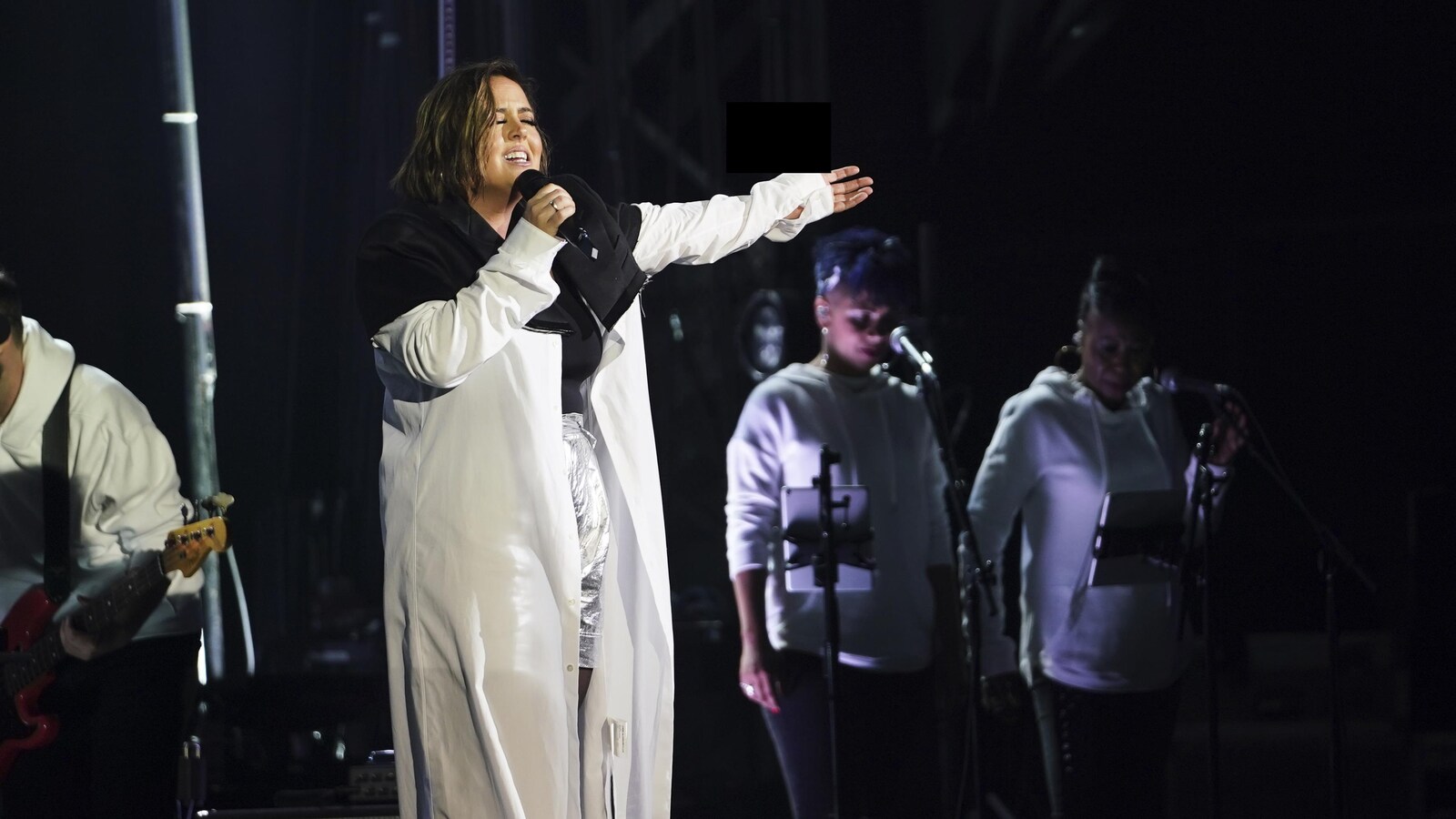 Une femme chante lors d'un concert.