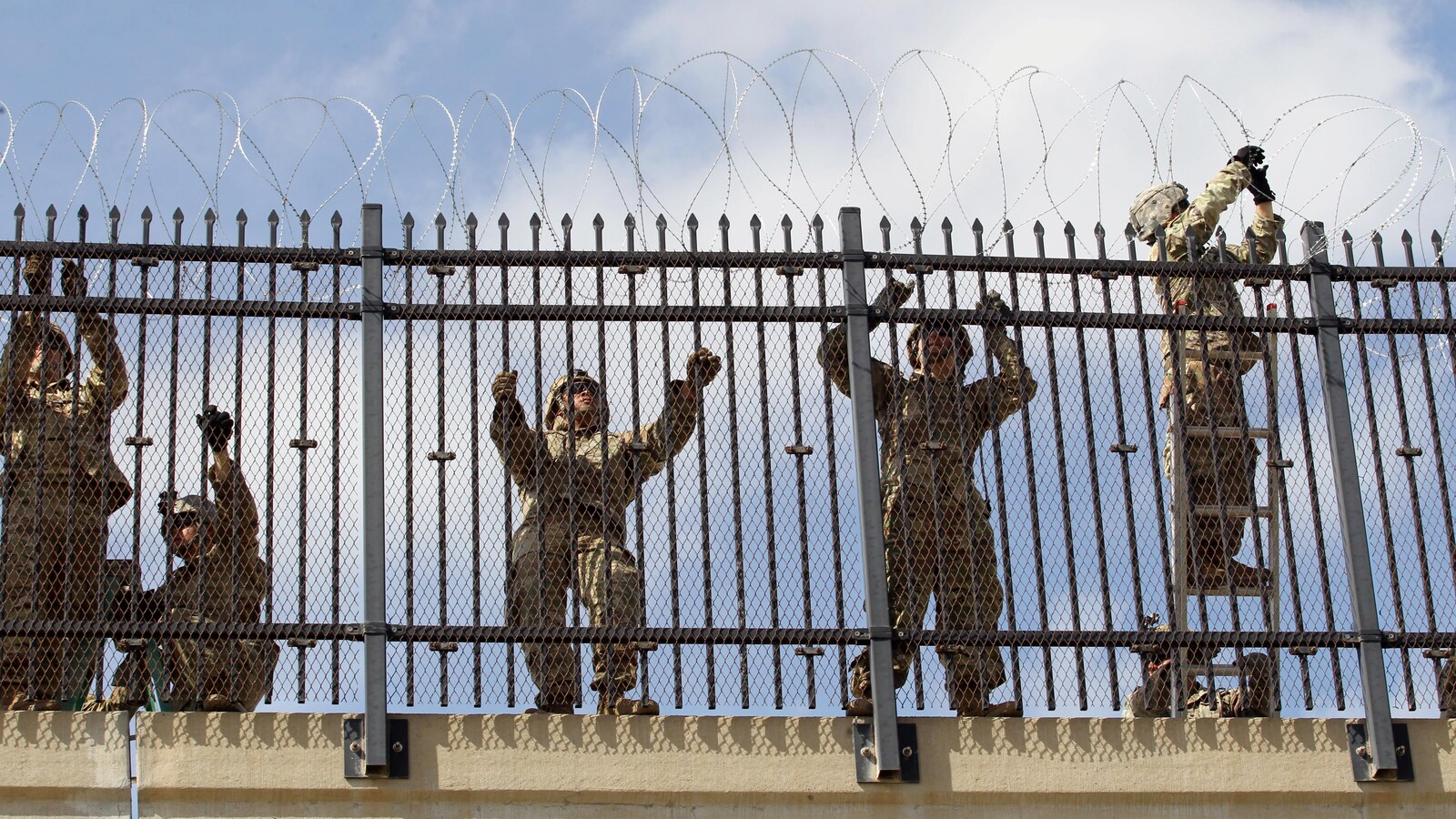 Des soldats de l'armée américaine installent une clôture de barbelés près de la frontière américano-mexicaine à McAllen.