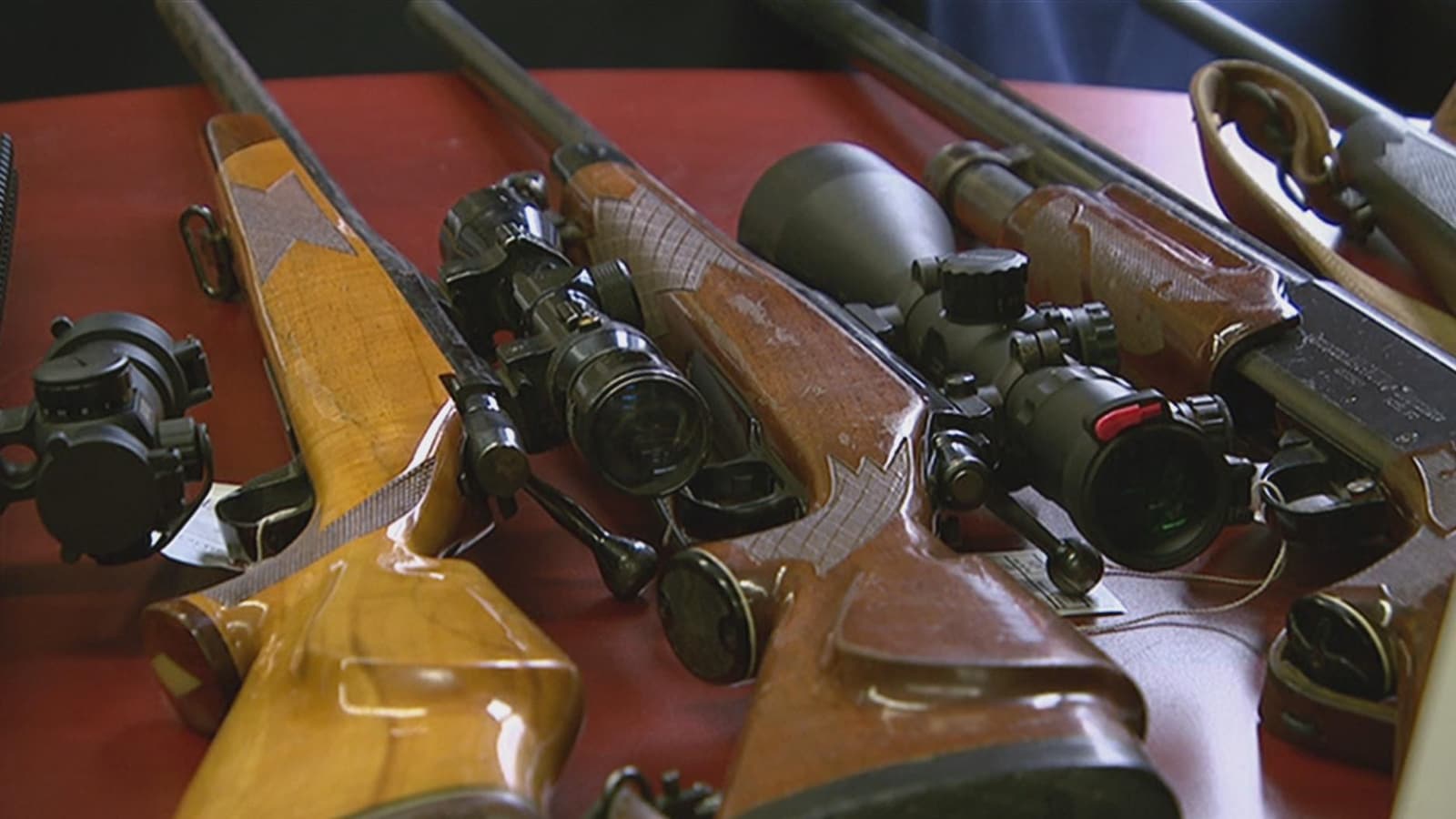 Gros plan sur des fusils de chasse.