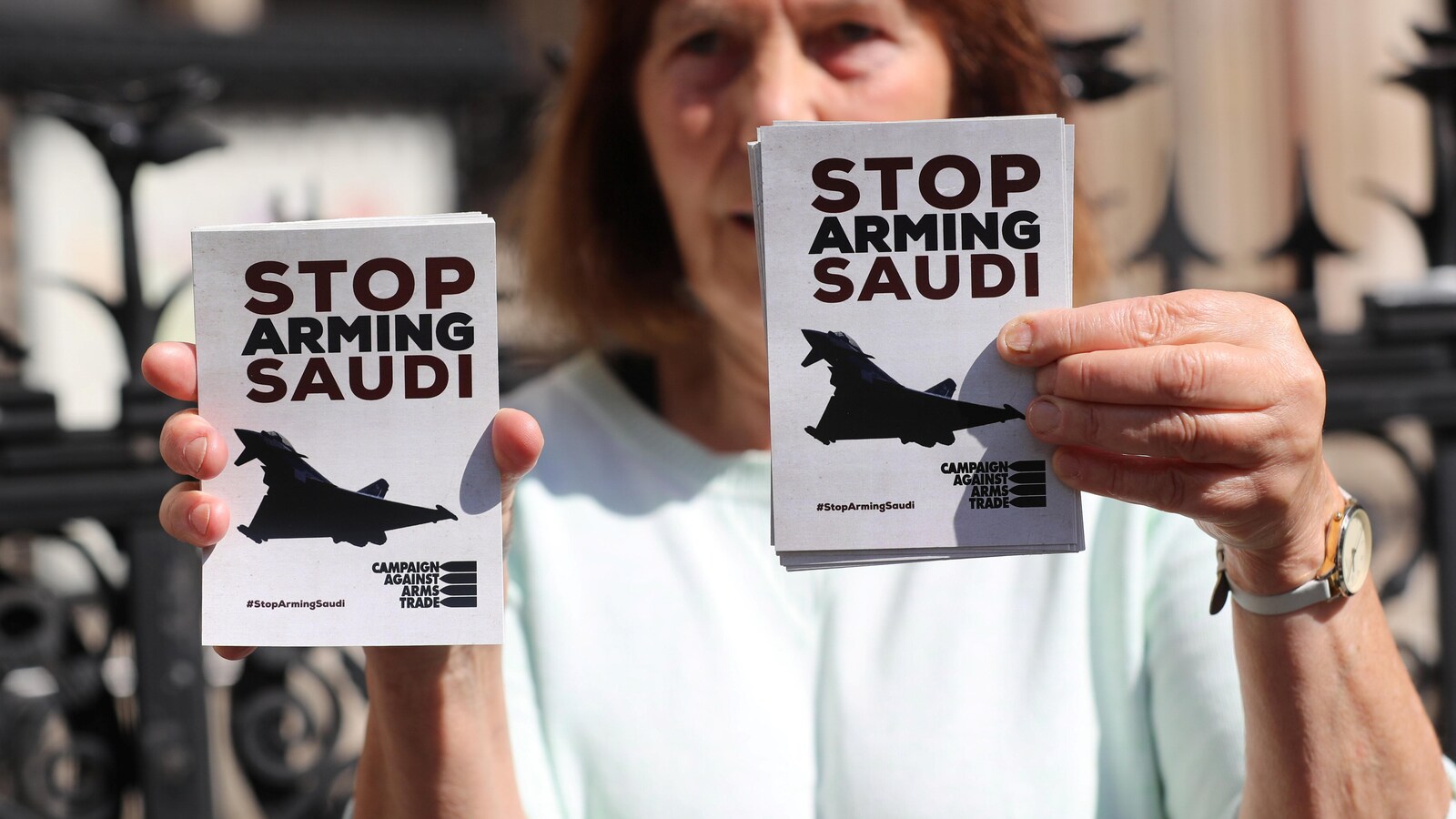 « Arrêtez d'armer les Saoudiens », peut-on lire sur de petites affiches que tient une femme.