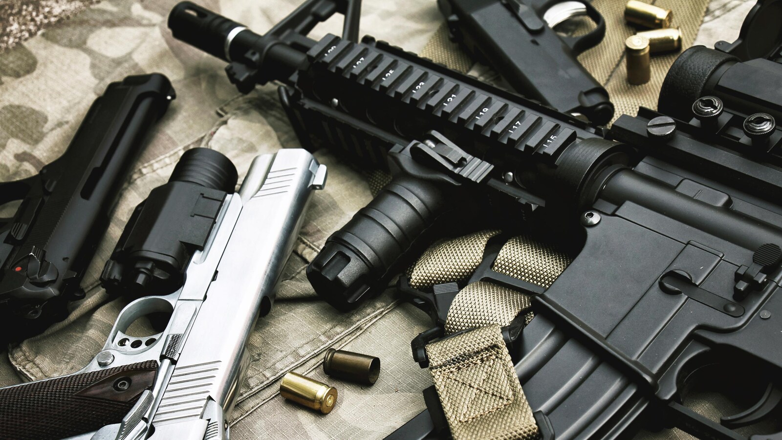 Des armes d'assaut et de poing.