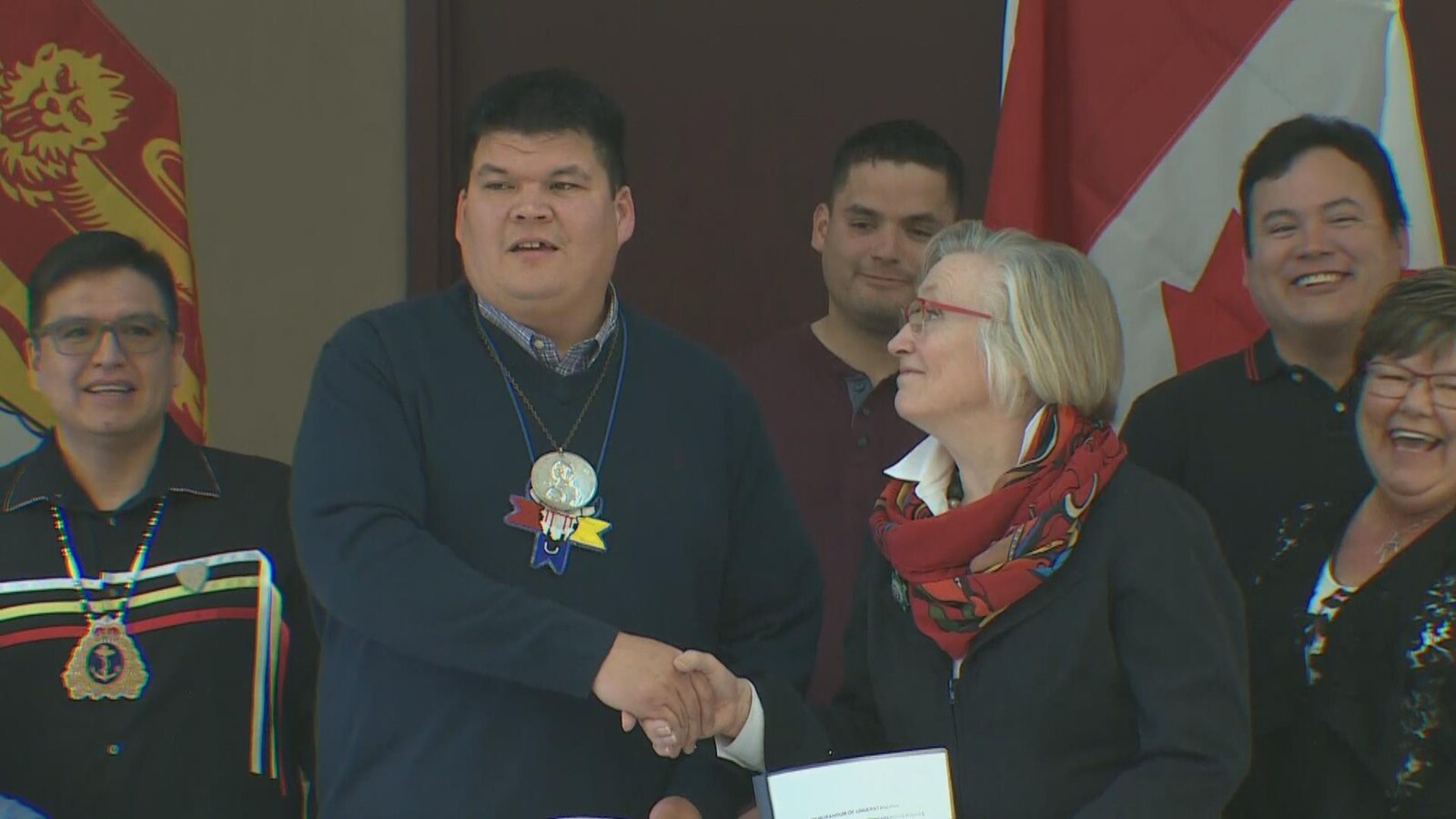 Arren Sock et Carolyn Bennett se serrent la main.