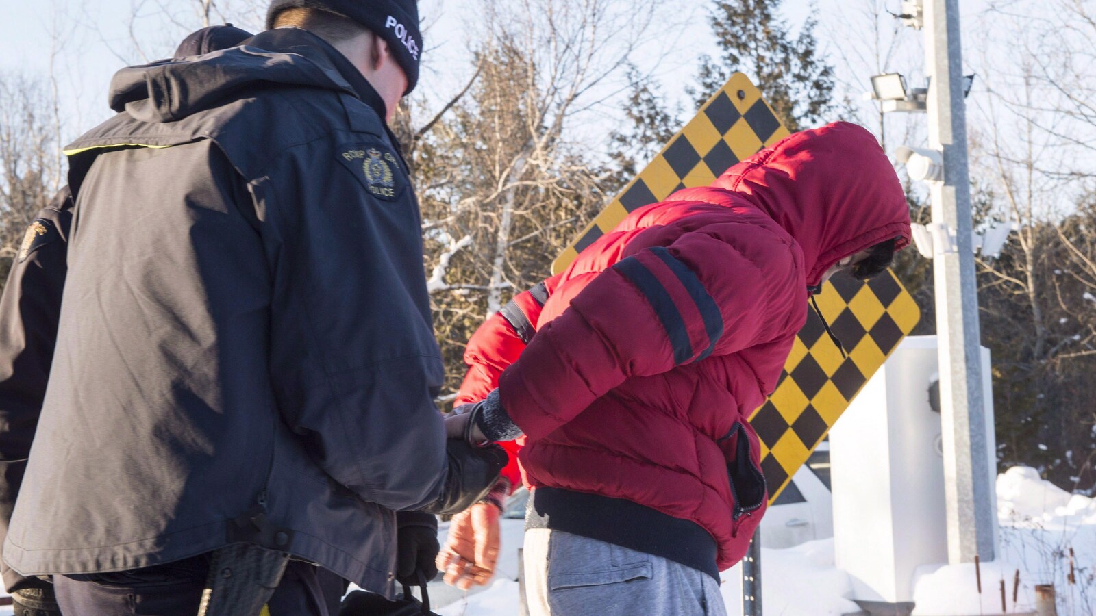 Un homme du Yémen est arrêté par un agent de la GRC chemin Roxham, en Estrie, près de la frontière avec les États-Unis.