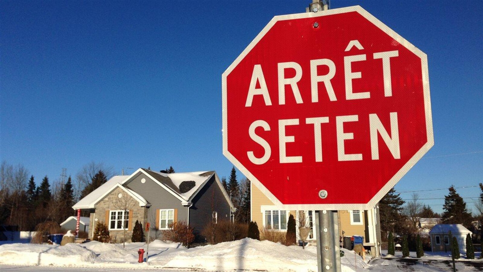 Une signalisation en langue huronne-wendate à Wendake.
