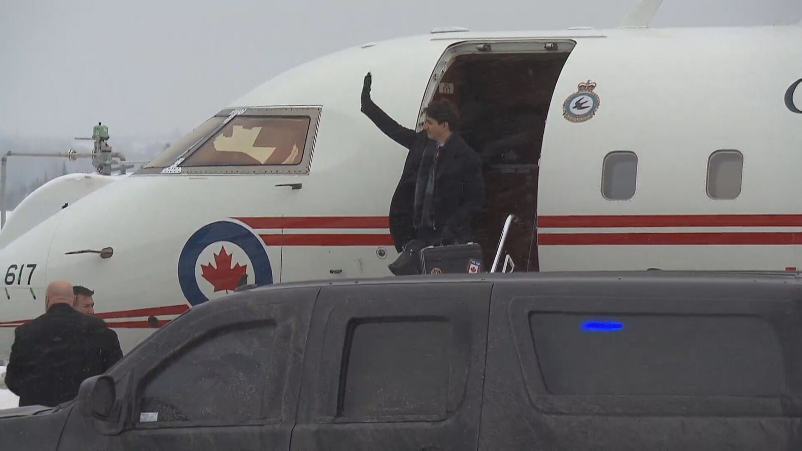 Justin Trudeau à son arrivée à Sherbrooke saluant les gens présents à l'aéroport de Sherbrooke.