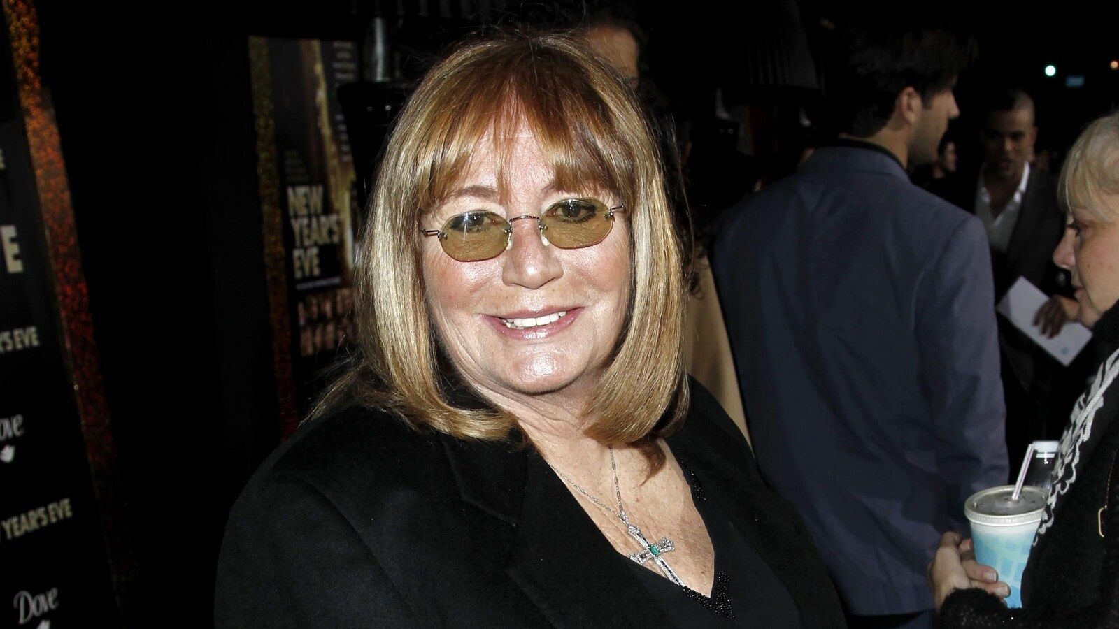 Penny Marshall foule le tapis rouge lors d'une première de film en 2011.