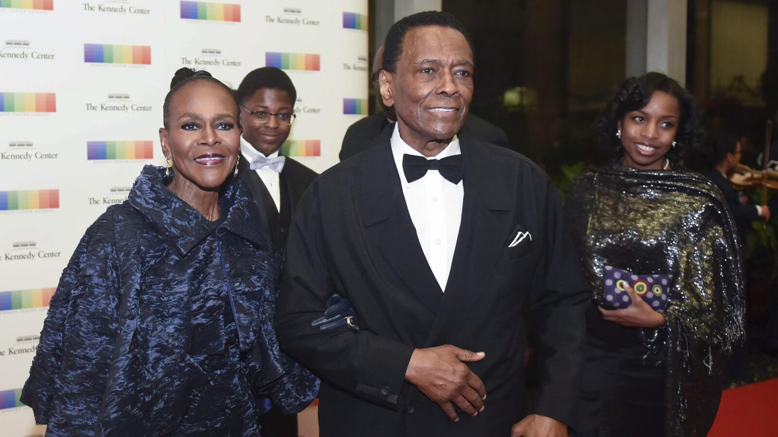 L'actrice Cicely Tyson tient le bras de l'ancien danseur Arthur Mitchell qui se s'appuie sur une canne