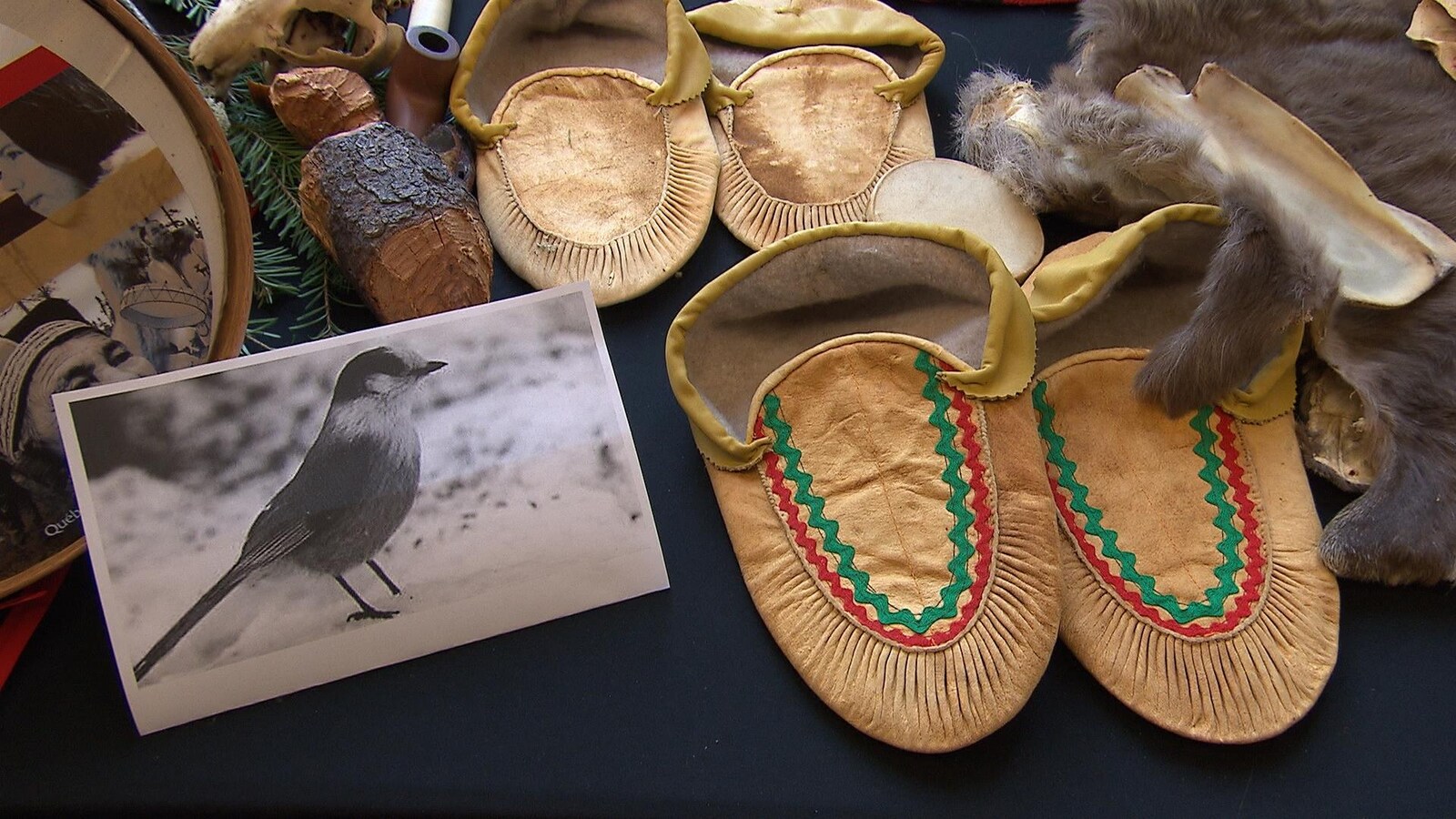 Des mocassins ornés de décorations rouges et vertes.