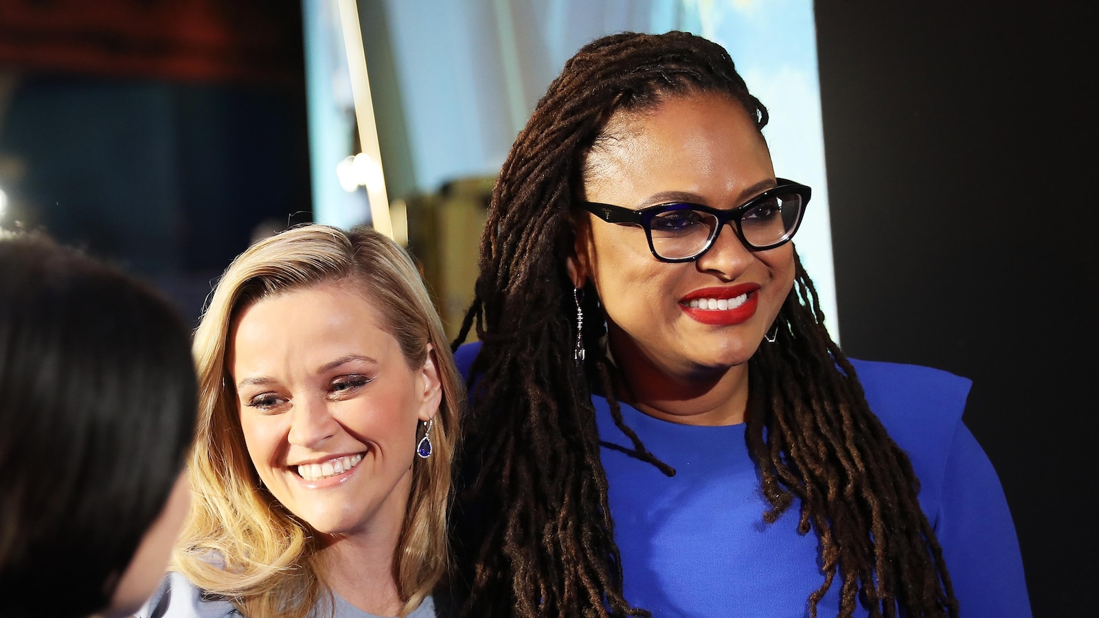 Reese Witherspoon (à gauche) et Ava DuVernay foulent le tapis rouge à la première du film A Wrinkle In Time à Londres, en Angleterre.