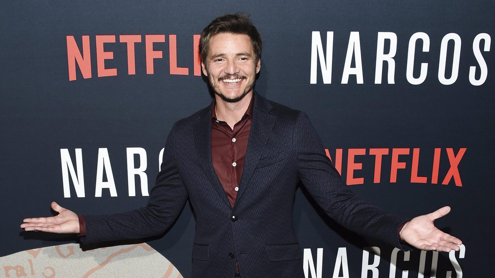 L'acteur Pedro Pascal prend la pose avant la première de la troisième saisno de Narcos.