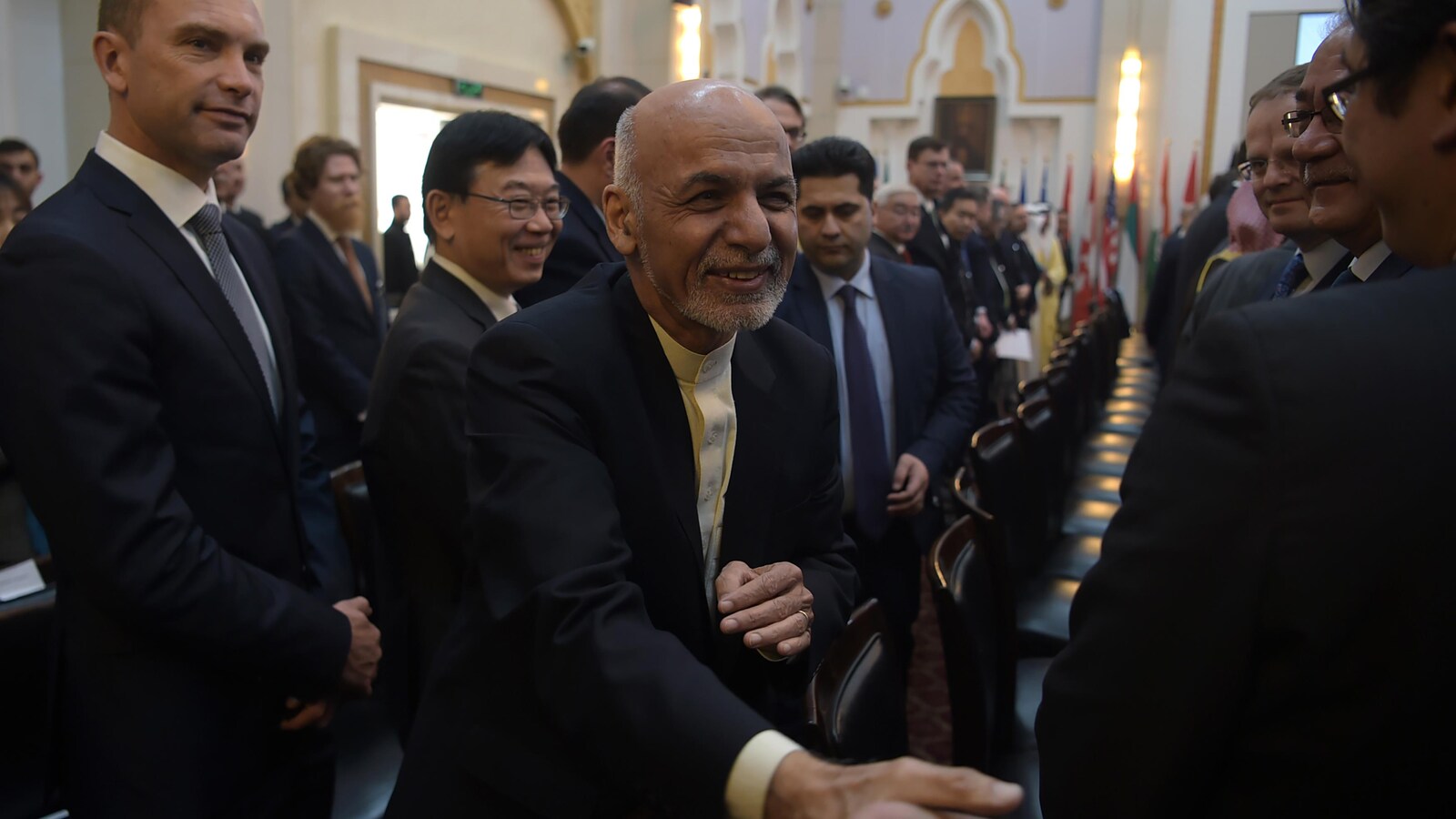 Asharf Ghani serre la main d'un participant à la conférence.
