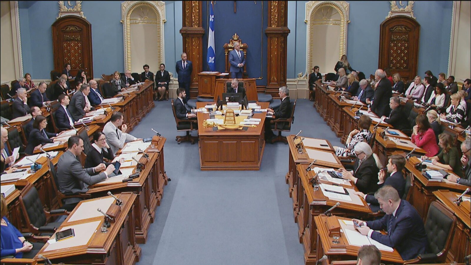 Vue d'ensemble du Salon bleu à l'Assemblée nationale du Québec.