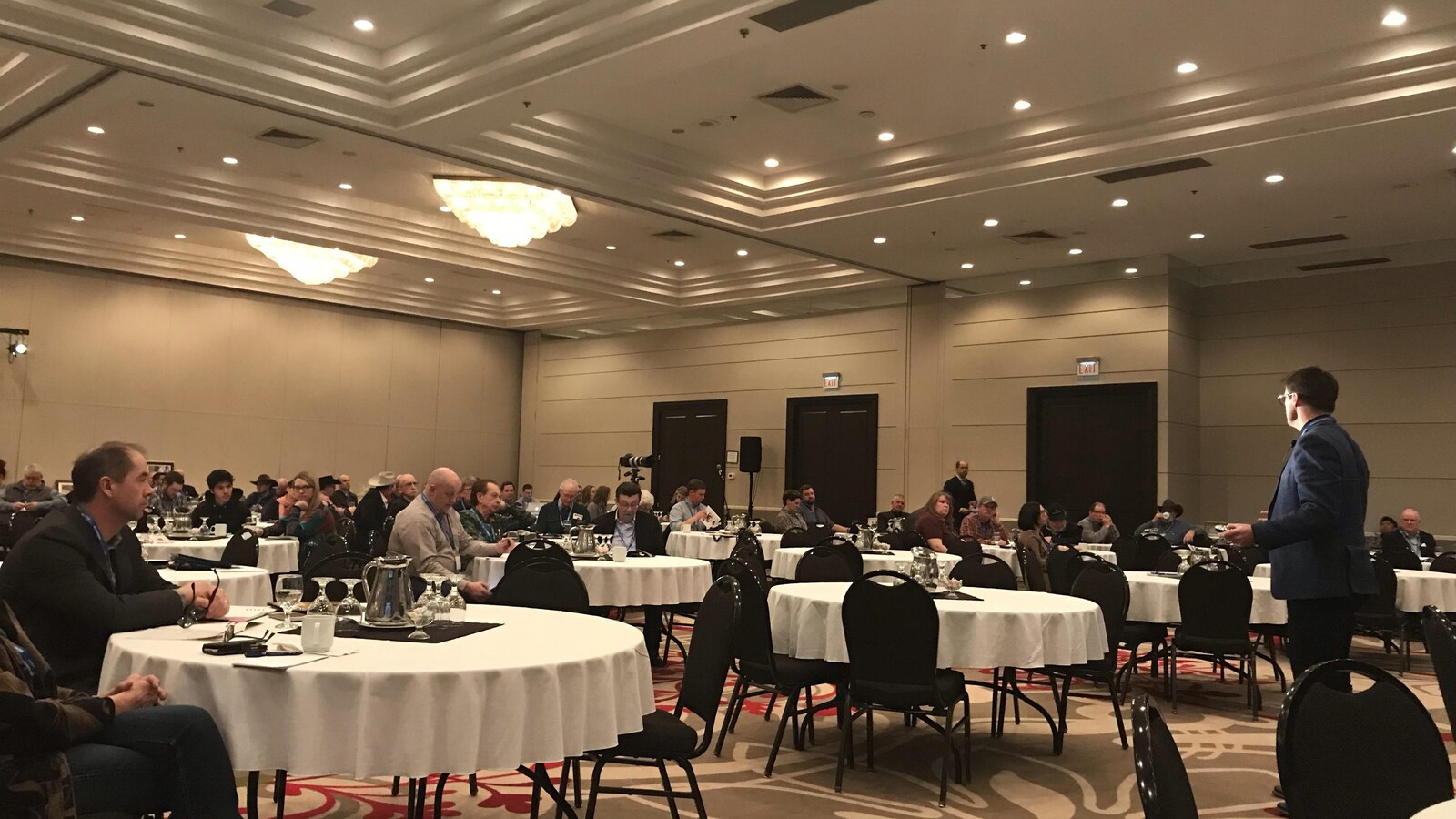 Les éleveurs réunis dans une grande salle au cours de l’Assemblée générale annuelle de l’Association des éleveurs de bétail de la Saskatchewan à Regina.