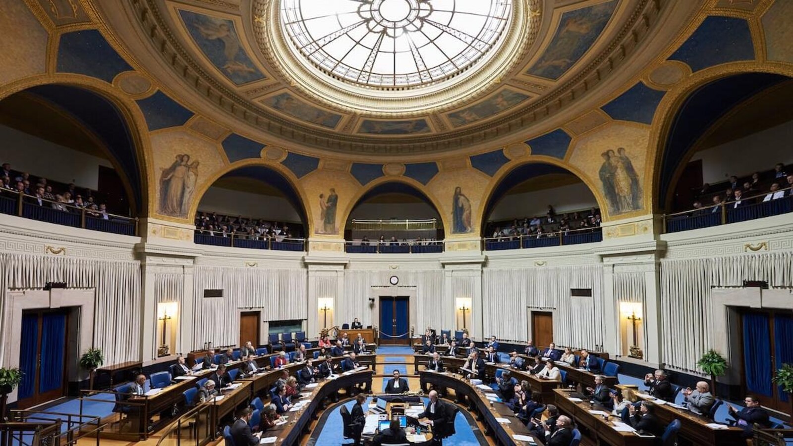 Les députés sont assis sur leurs chaises à l'intérieur de l'Assemblée législative du Manitoba