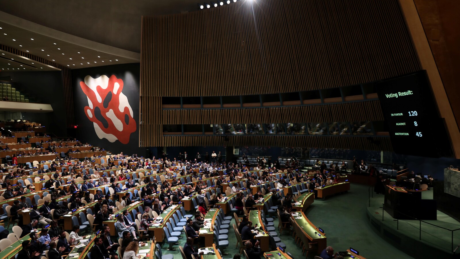 L'assemblée générale de l'ONU vote sur un projet de résolution déplorant l'usage excessif de l'armée israélienne contre des civils palestiniens.