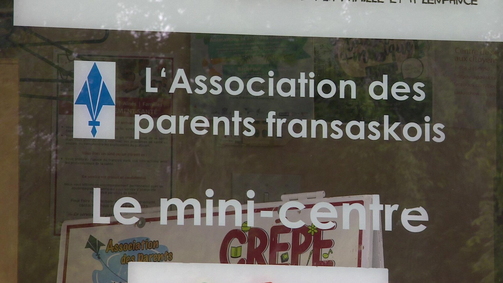 La vitrine des bureaux de l'Association des parents fransaskois à Saskatoon