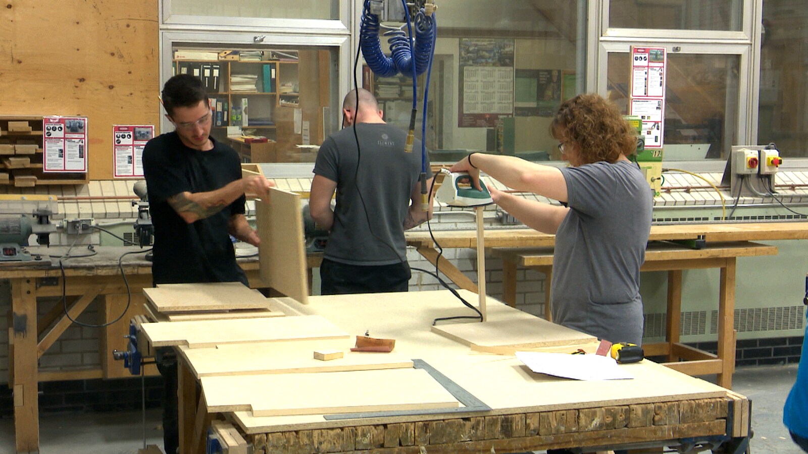Des élèves dans un atelier de charpenterie-menuiserie au Centre de formation professionnelle Pavillon-de-l'Avenir de Rivière-du-Loup