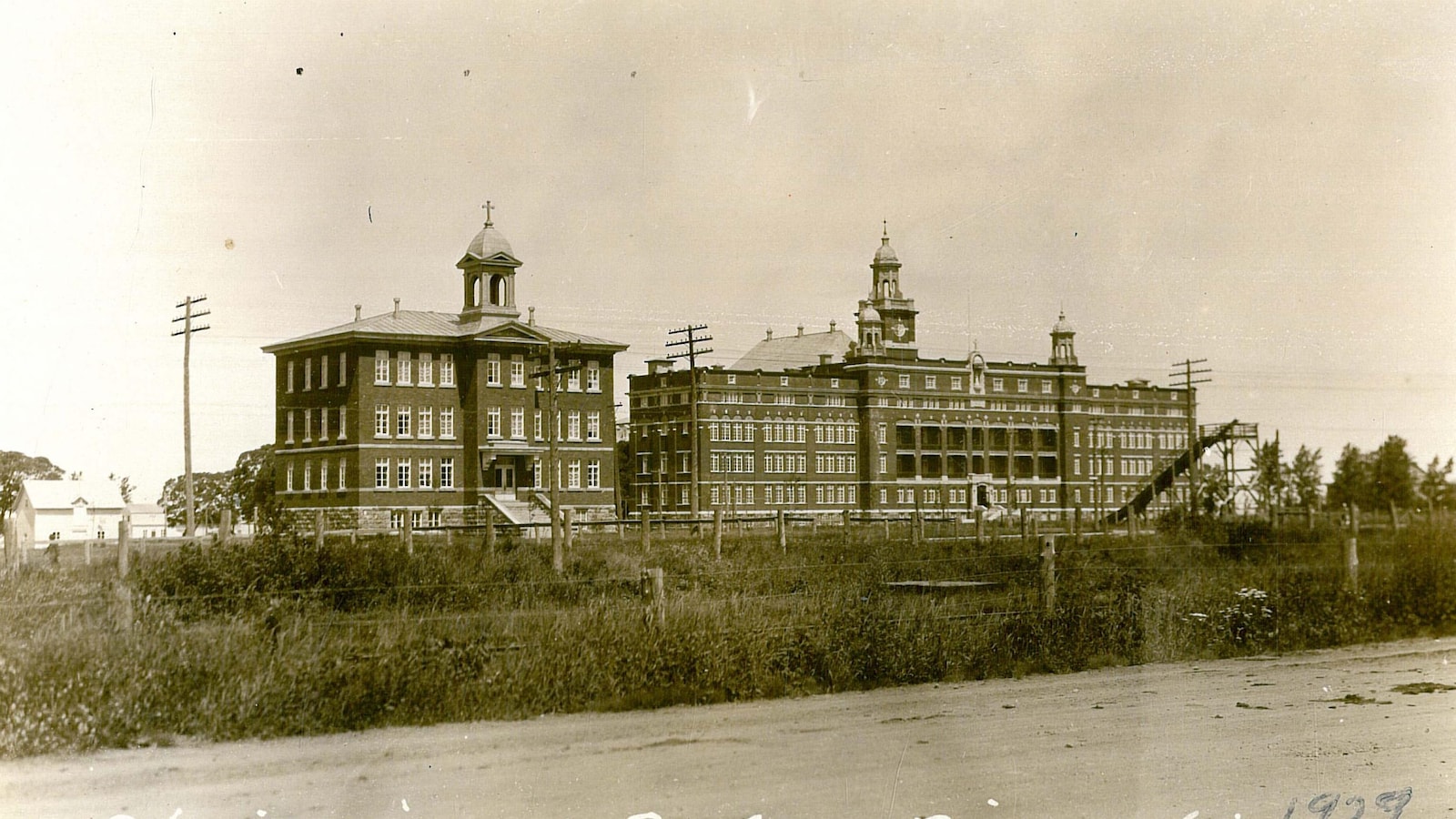 façades semblables des Ateliers Saint-Louis et du Cégep de Rimouski en 1929
