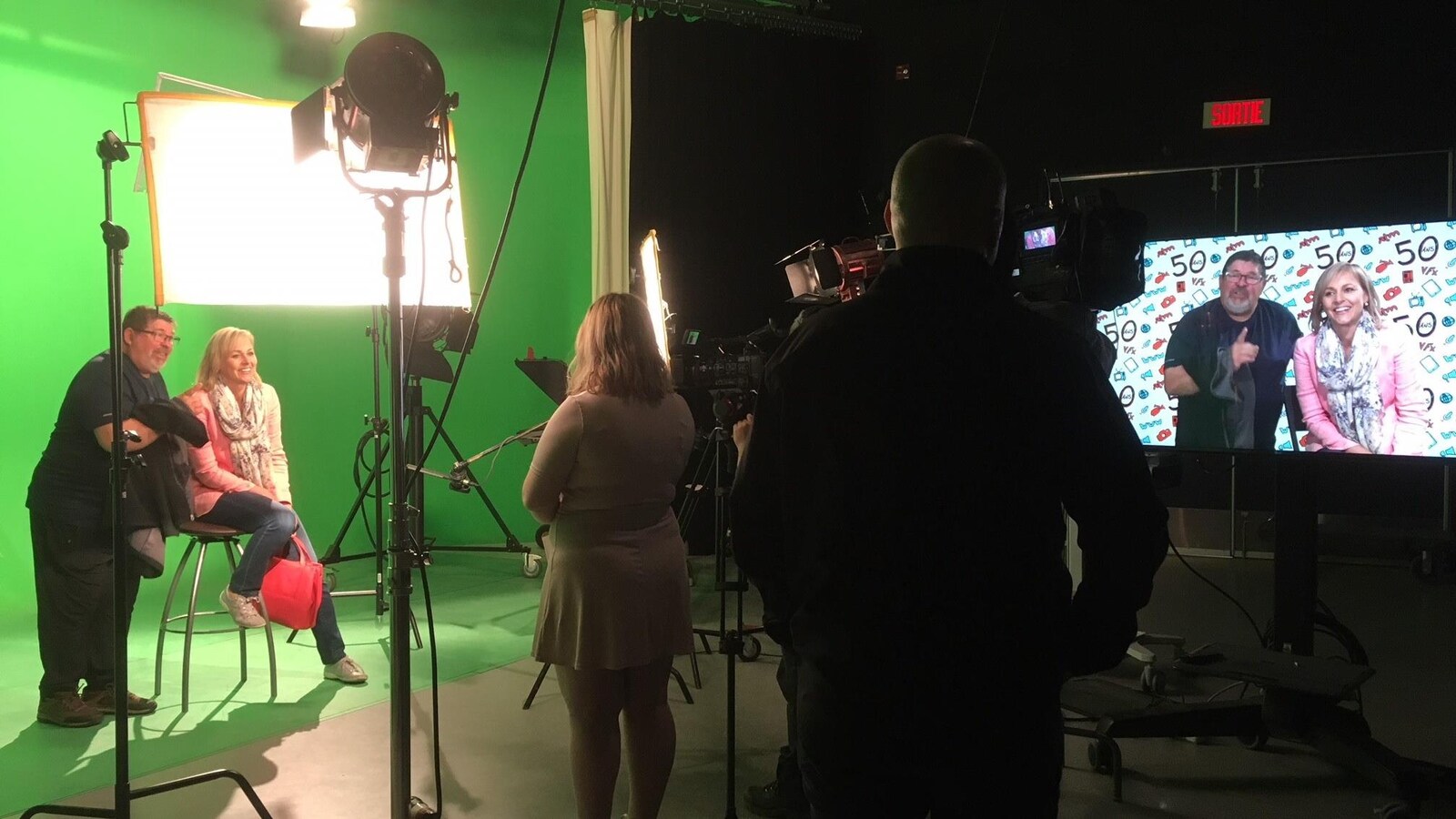 Des gens dans un studio de télévision