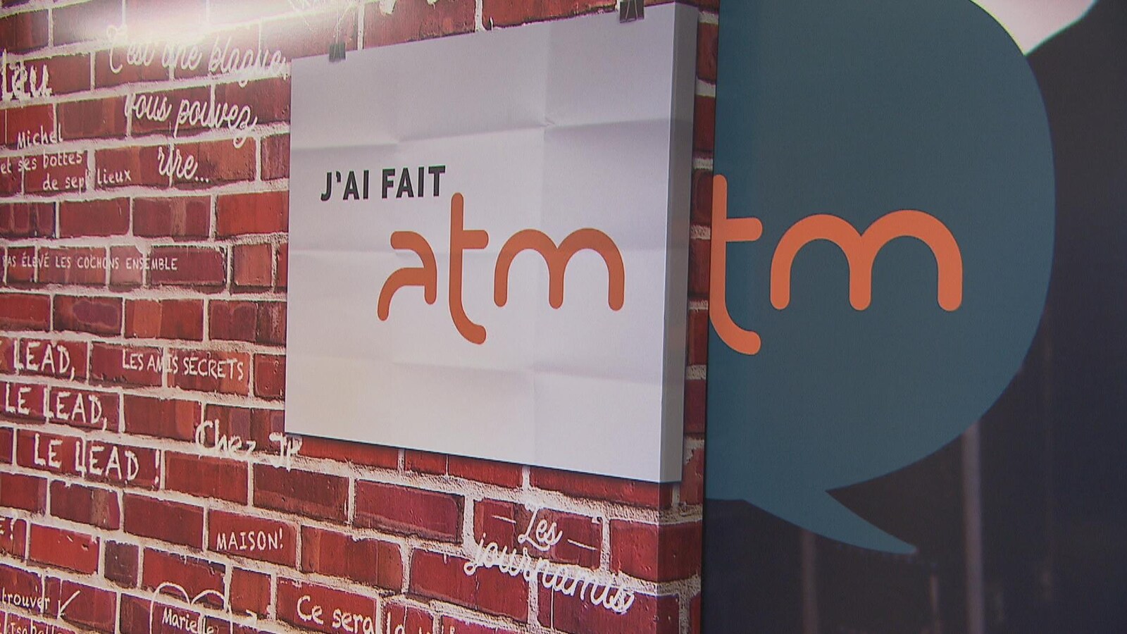 Une enseigne dépeignant le logo d'ATM.