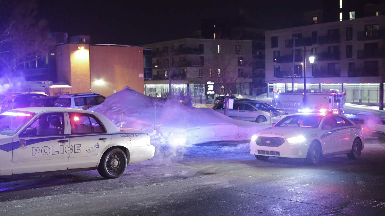 Voitures de police sur les lieux de l'attentat à Québec.