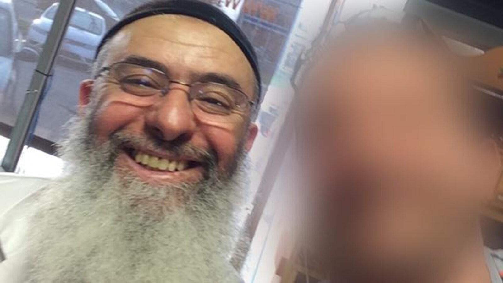 Photo d'Azzedine Soufiane. L'homme a une longue barbe grise, porte des lunettes et affiche un sourire.