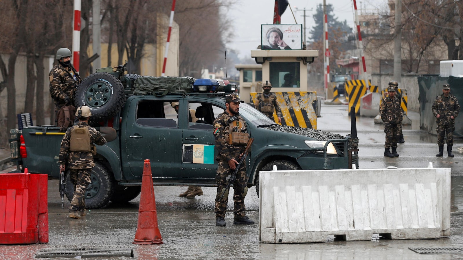 Les forces afghanes de sécurité surveillent un point de contrôle à proximité d’un attentat-suicide qui a été commis à Kaboul, le 24 février 2018.