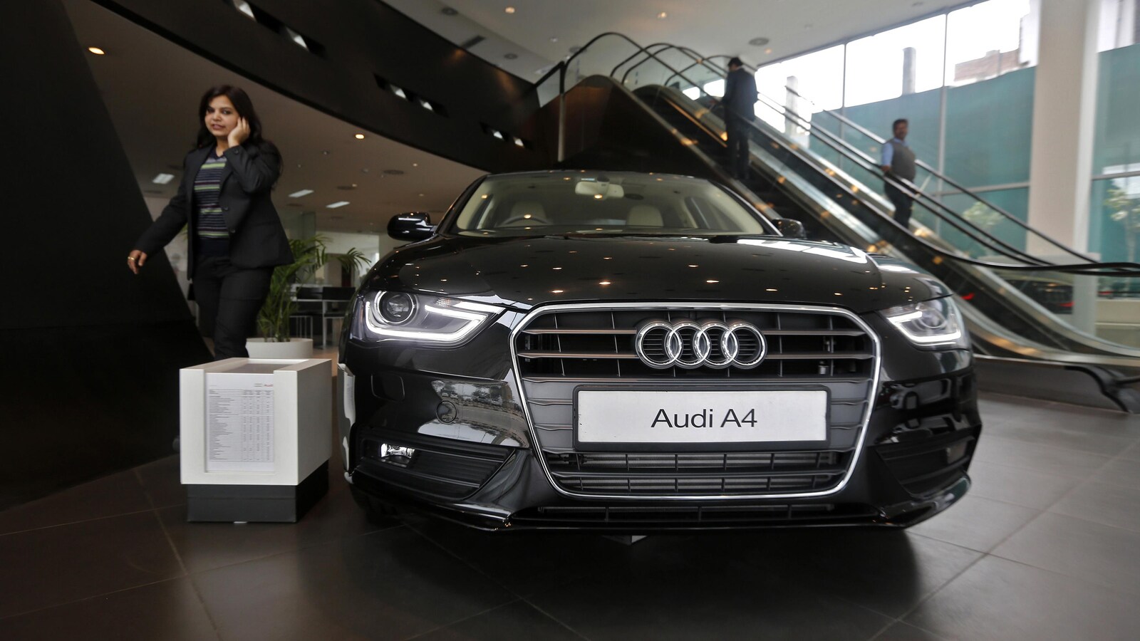 Une voiture noire Audi, modèle A4, qui est présentée en Inde.