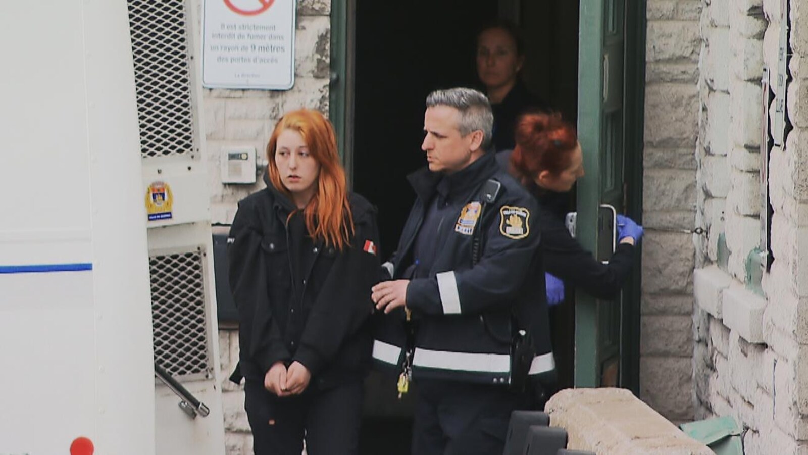 Audrey Gagnon à la sortie de la centrale de police Victoria