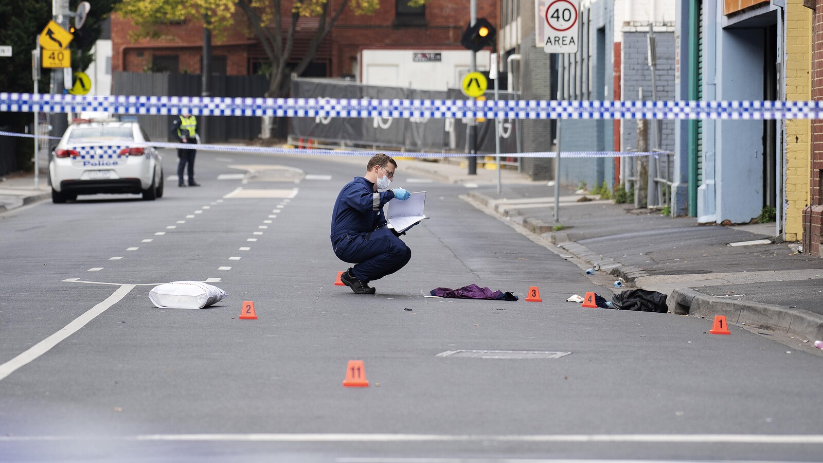 La police étudie la scène du crime à l'extérieur de la discothèque «Love Machine» à Melbourne.