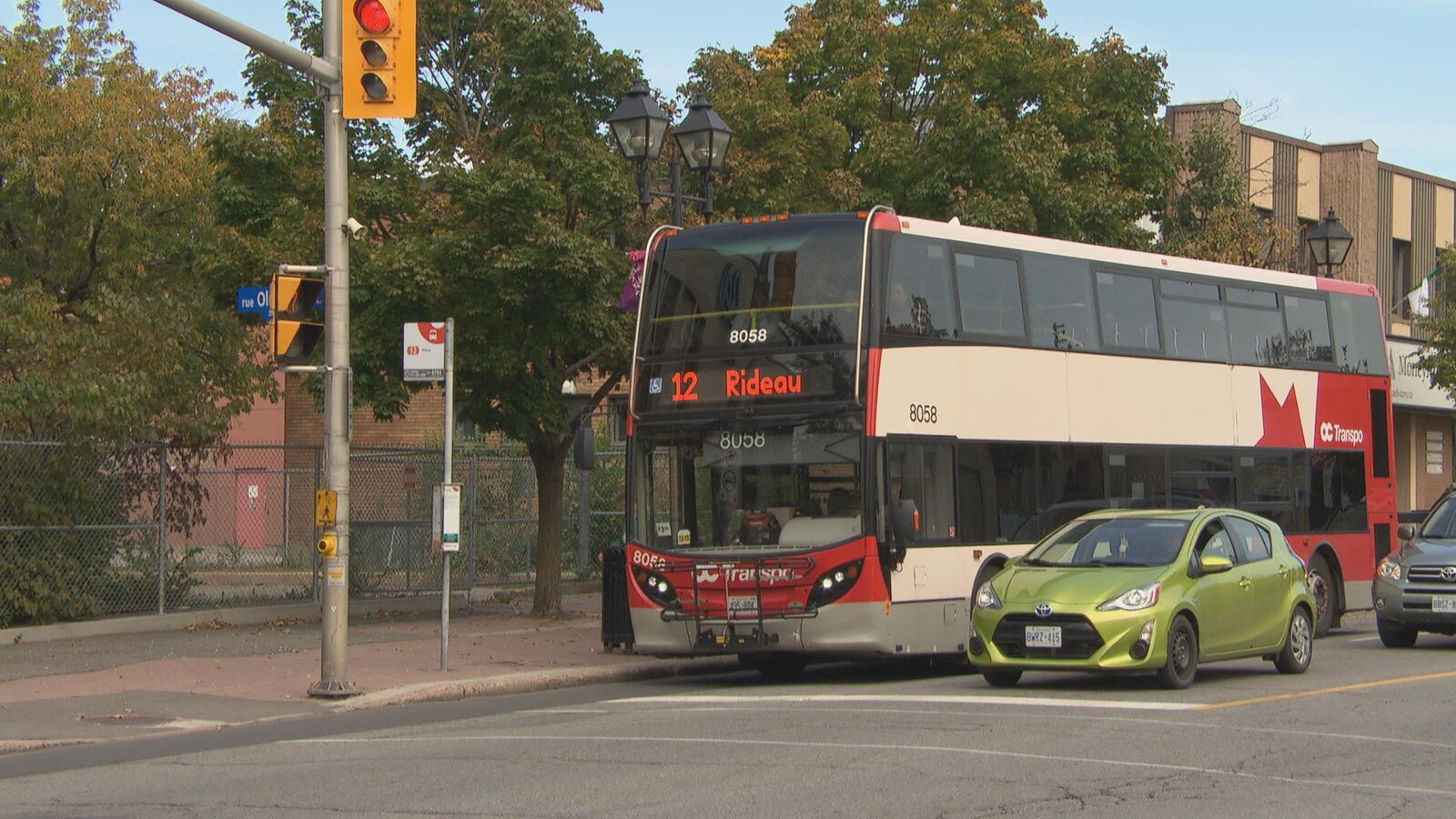 Un autobus à deux étages d'OC Transpo à un arrêt.