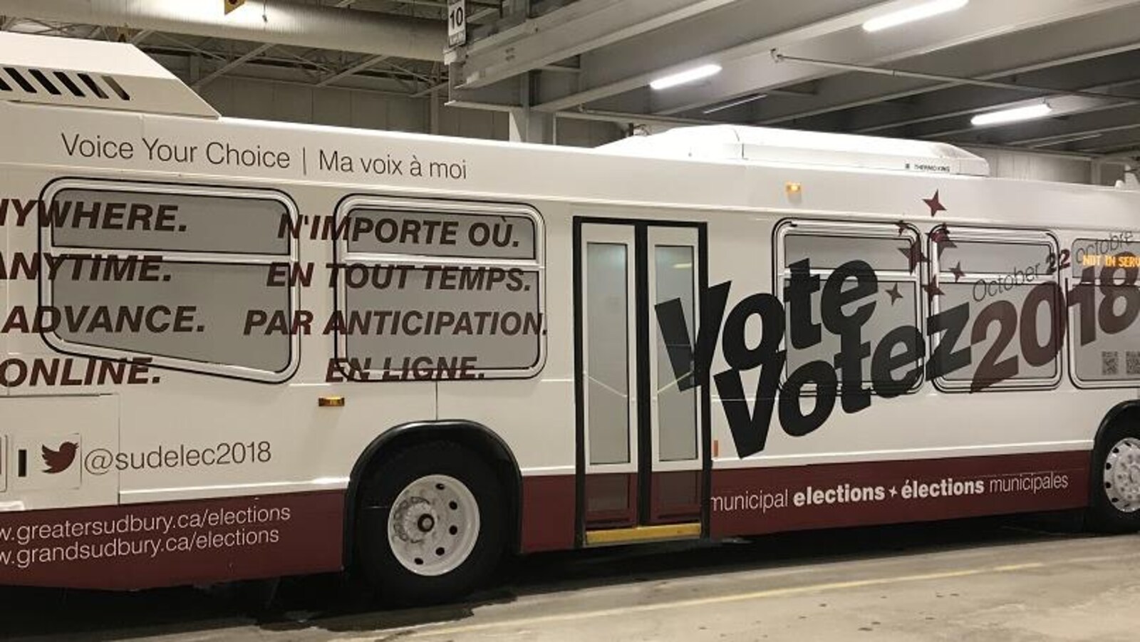 Un autobus de ville sur lequel sont écrit des informations concernant les élections municipales.