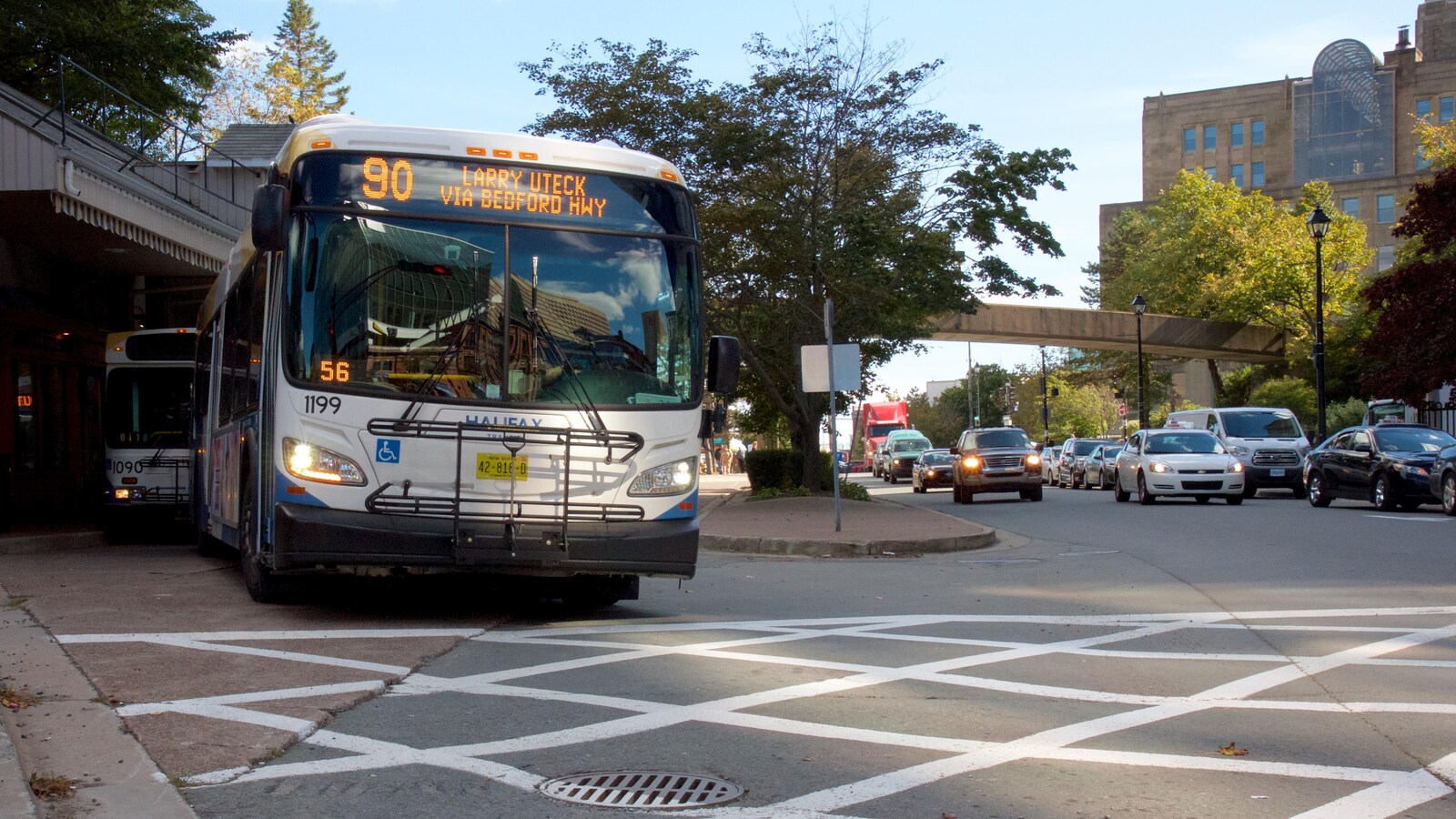 Un autobus d'Halifax quittant un terminus.