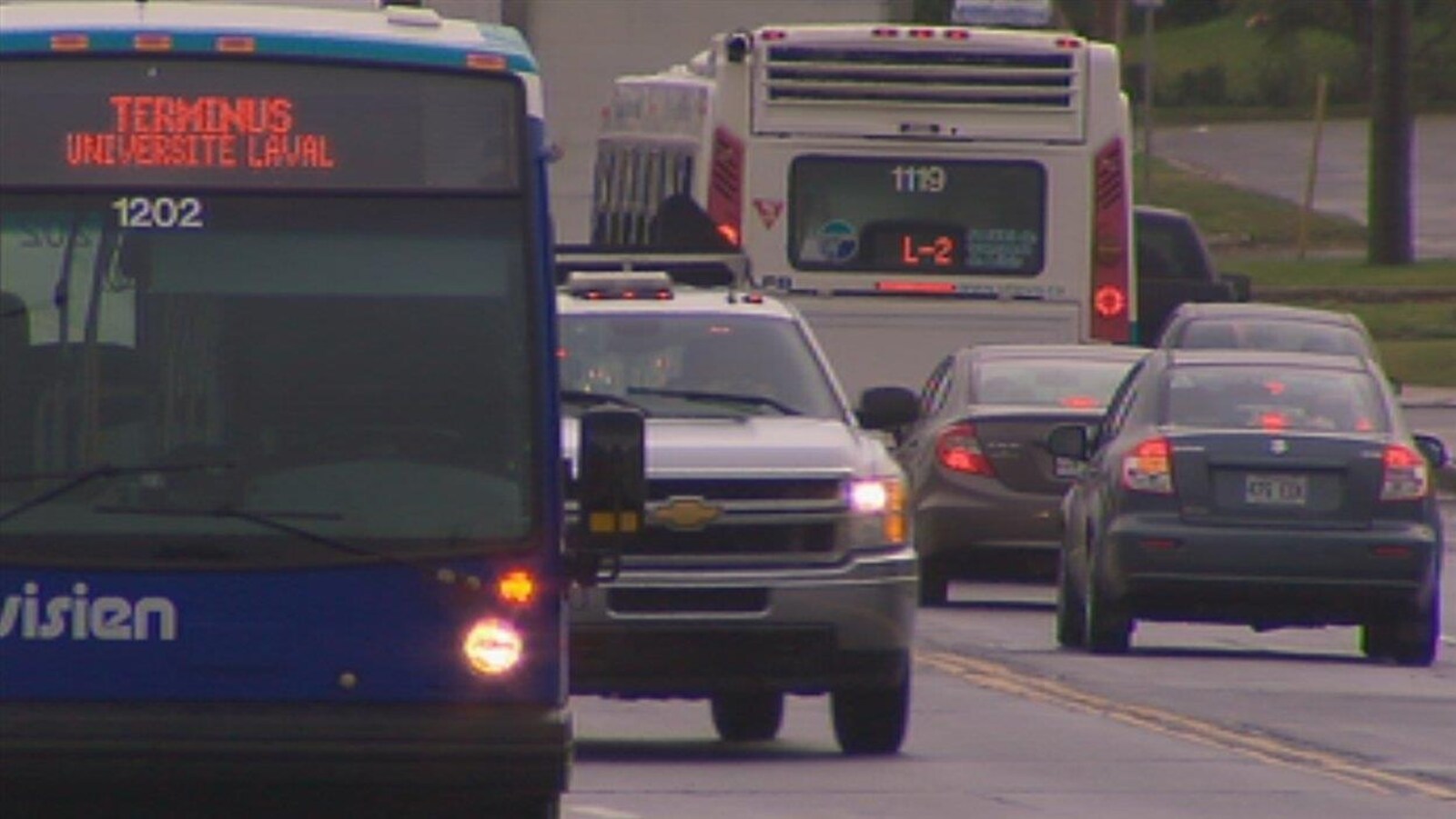 Des autobus de la Société de transport de Lévis et des voitures qui circulent