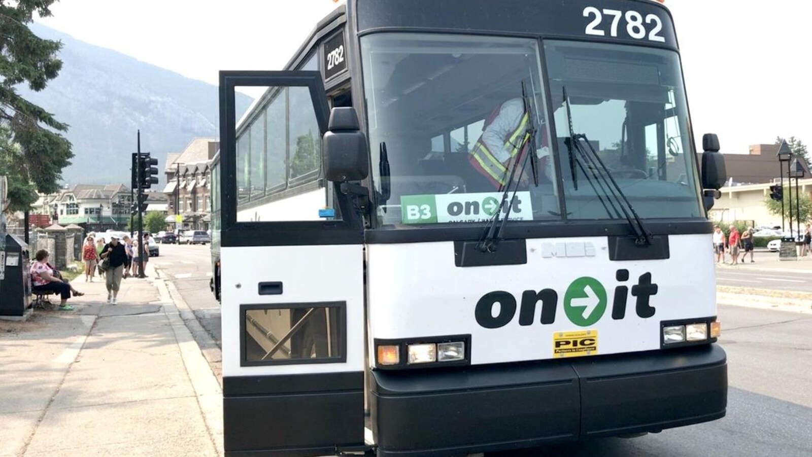 Un autobus de On-It à l'arrêt à Banff