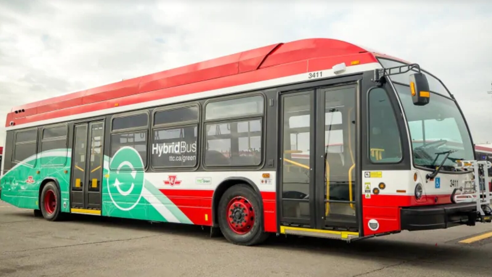 Photo d'un autobus municipal rouge et blanc