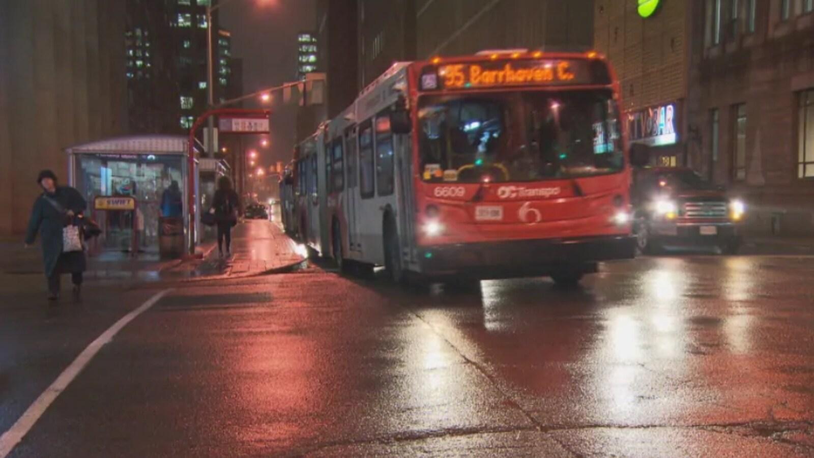 Un autobus à Ottawa, de nuit.