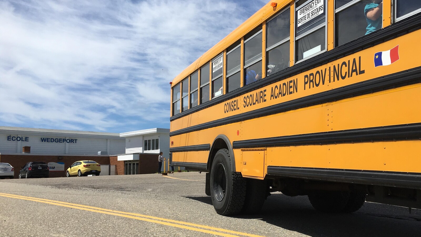 Un autobus scolaire devant l'école francophone Wedgeport, dans le sud-ouest de la Nouvelle-Écosse.