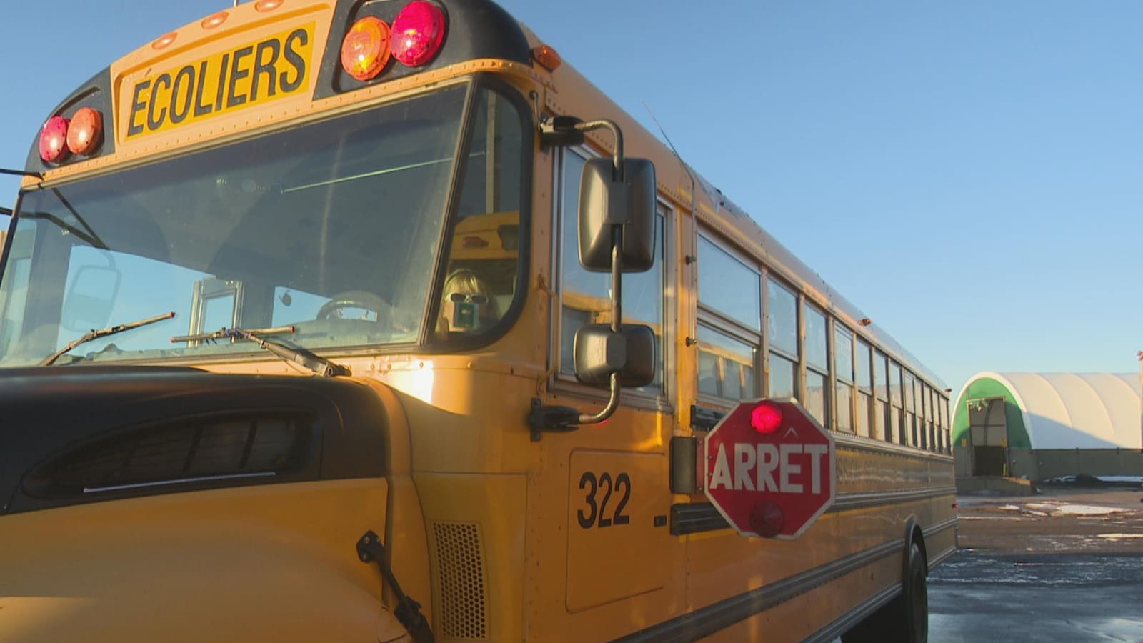 Vue de l'avant d'un autobus scolaire de l'Île-du-Prince-Édouard.