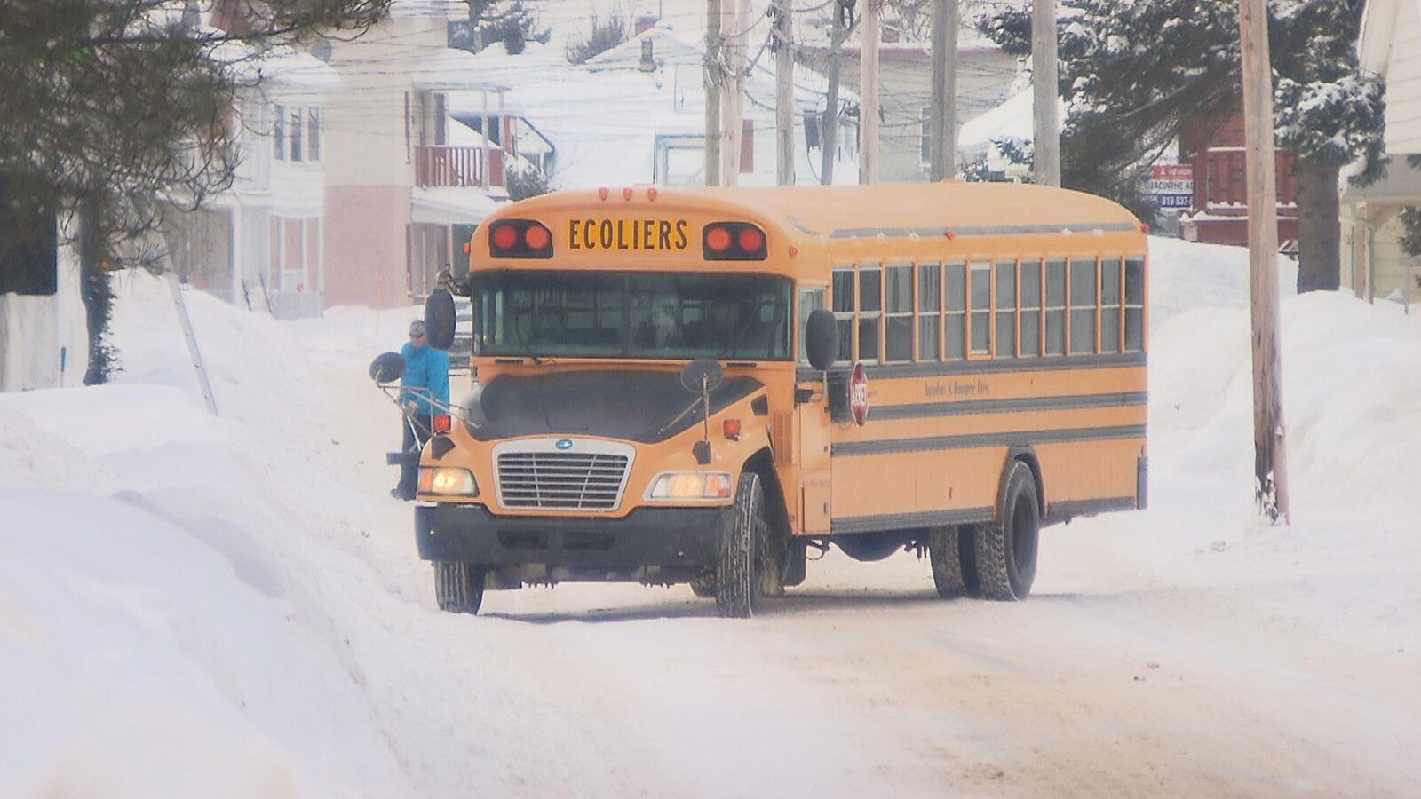 Autobus scolaire dans les rues de Lac-aux-Sables