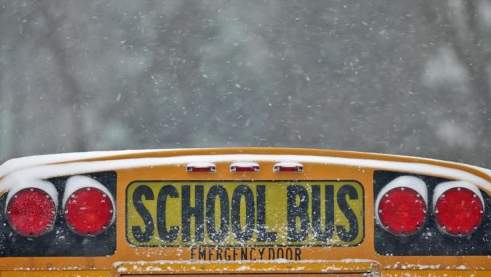 Un autobus scolaire enneigé.