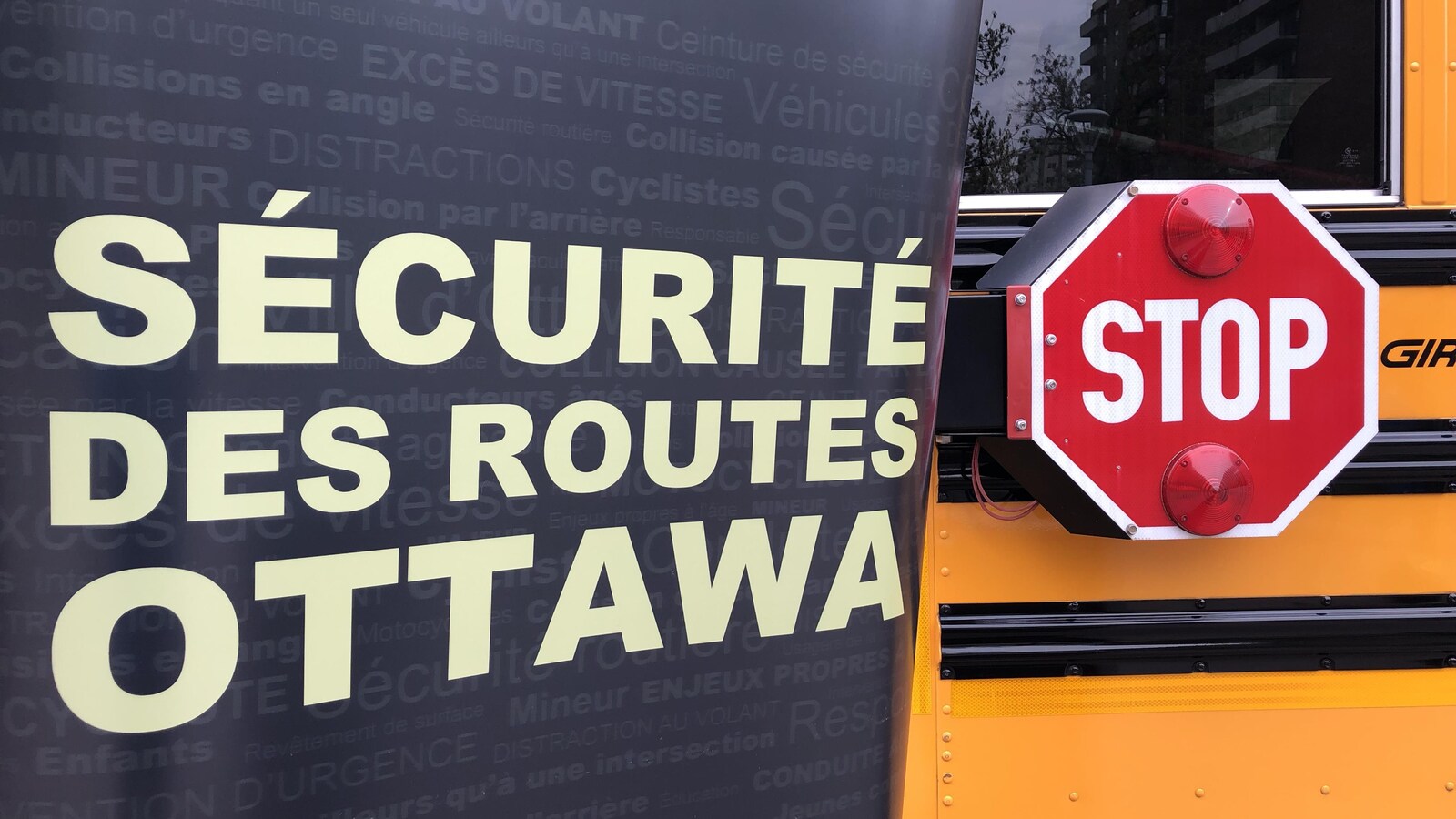 Un autobus scolaire avec une écriture sécurité des routes à Ottawa.