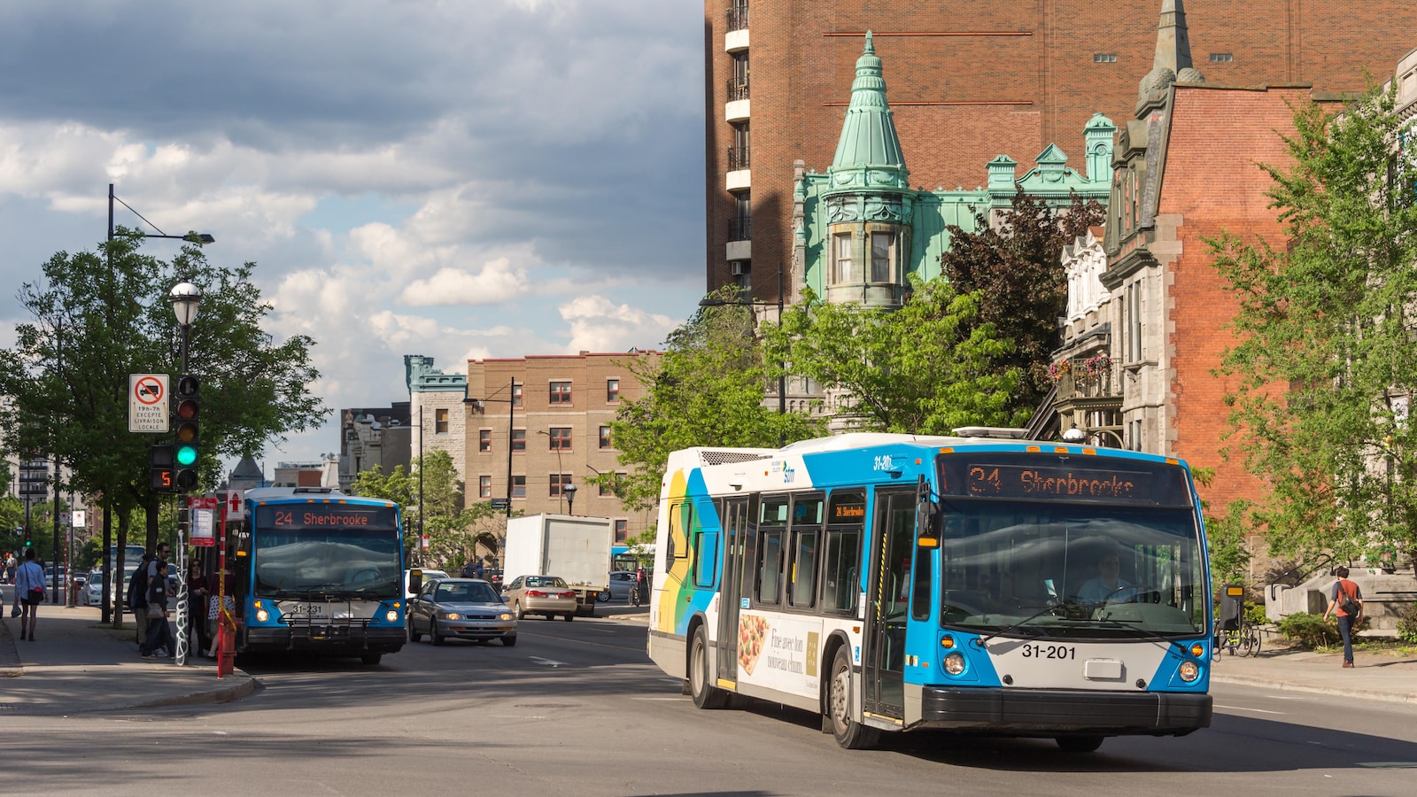 Des autobus de la STM sur la rue Sherbrooke.