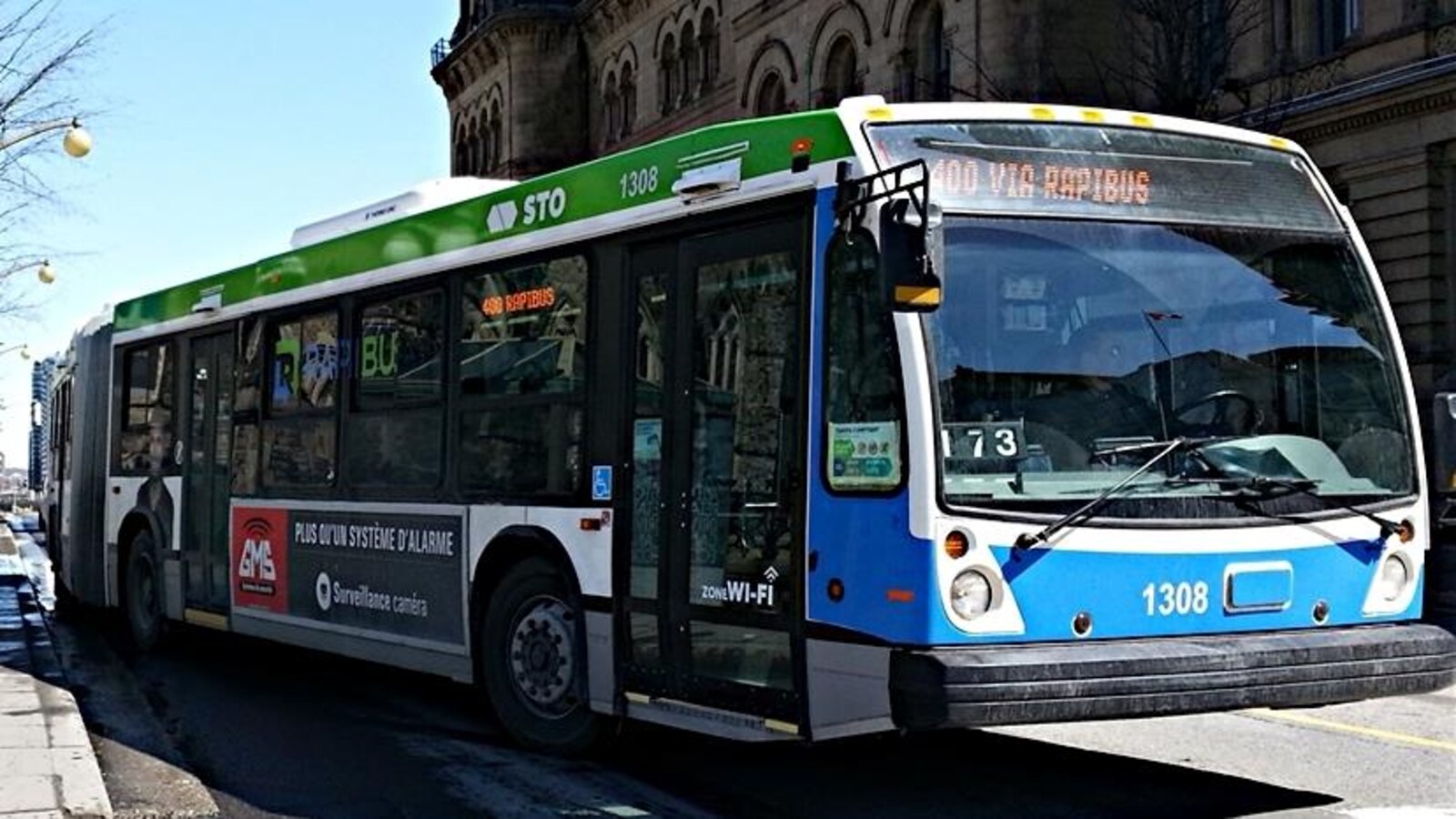 Un autobus de la STO au centre-ville d'Ottawa. (03-04-15)