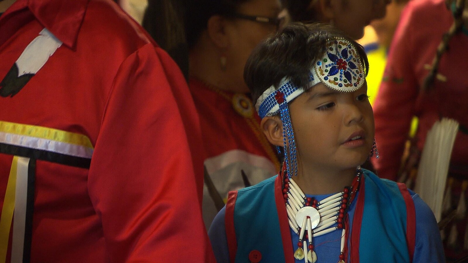 Un jeune innu célèbre la journée nationale des Autochtones.