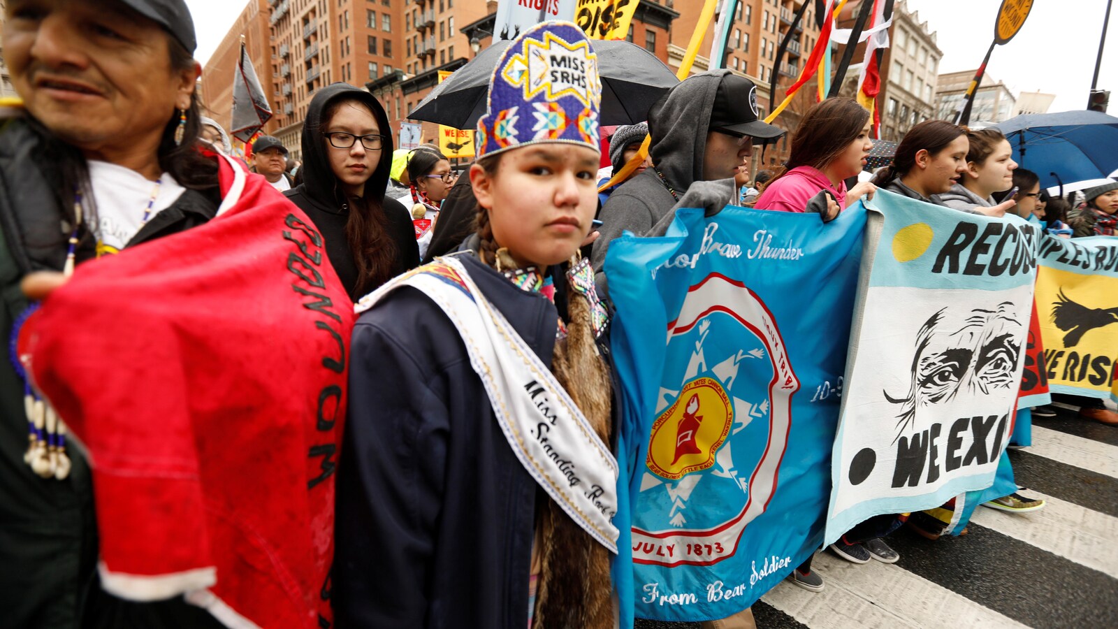 Des membres de la nation Sioux de Standing Rock et des dirigeants autochtones participent à une marche de protestation lors d’une manifestation contre les gazoducs Dakota Access et Keystone XL à Washington, le 10 mars 2017.