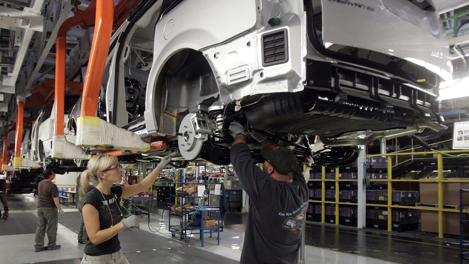Un homme et une femme travaillent dans une usine d'assemblage du groupe Fiat Chrysler Automobiles à Windsor, en Ontario.