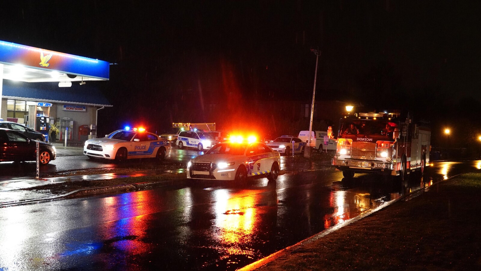 Véhicules de police près d'une station service à Kirkland
