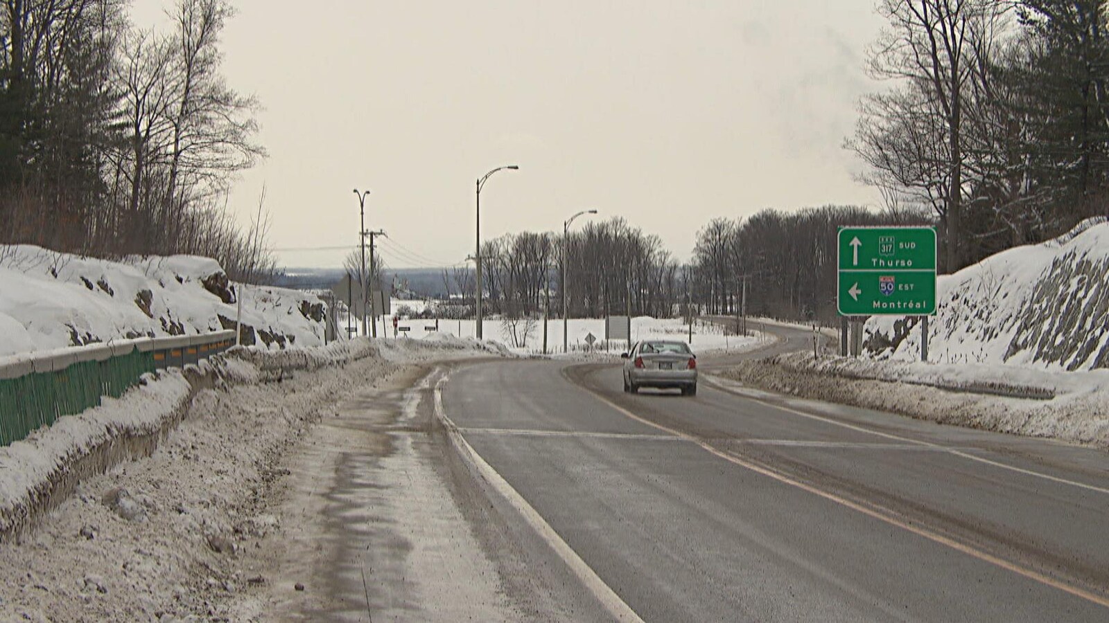 Un voiture roulant sur l'autoroute 50 en hiver.